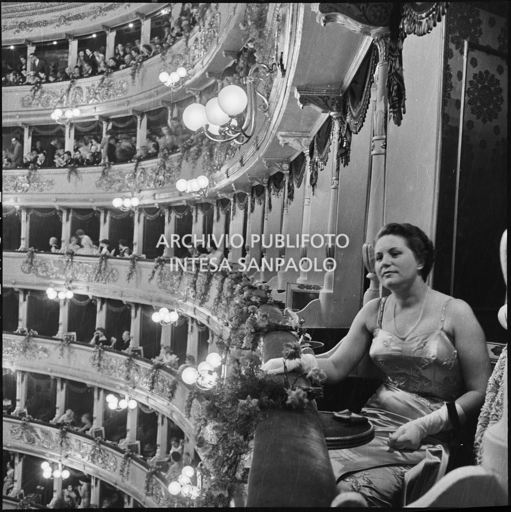 Pubblico dei palchi e del loggione la sera dell'inaugurazione della stagione lirica 1954-1955 del Teatro alla Scala con l'opera "La Vestale", di Gaspare Spontini, diretta da Antonino Votto, con la regia di Luchino Visconti