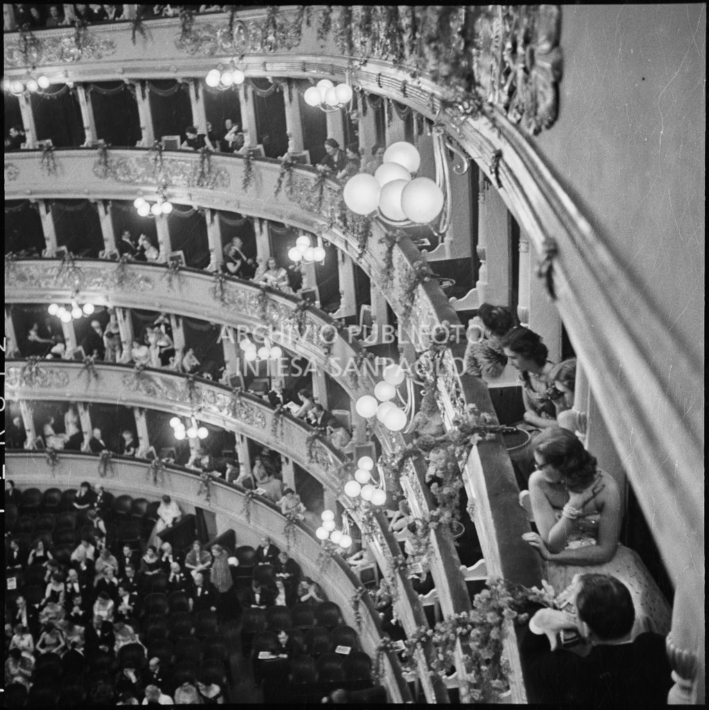 Scorcio dall'alto dei palchi e della platea la sera dell'inaugurazione della stagione lirica 1954-1955 del Teatro alla Scala con l'opera "La Vestale", di Gaspare Spontini, diretta da Antonino Votto, con la regia di Luchino Visconti
