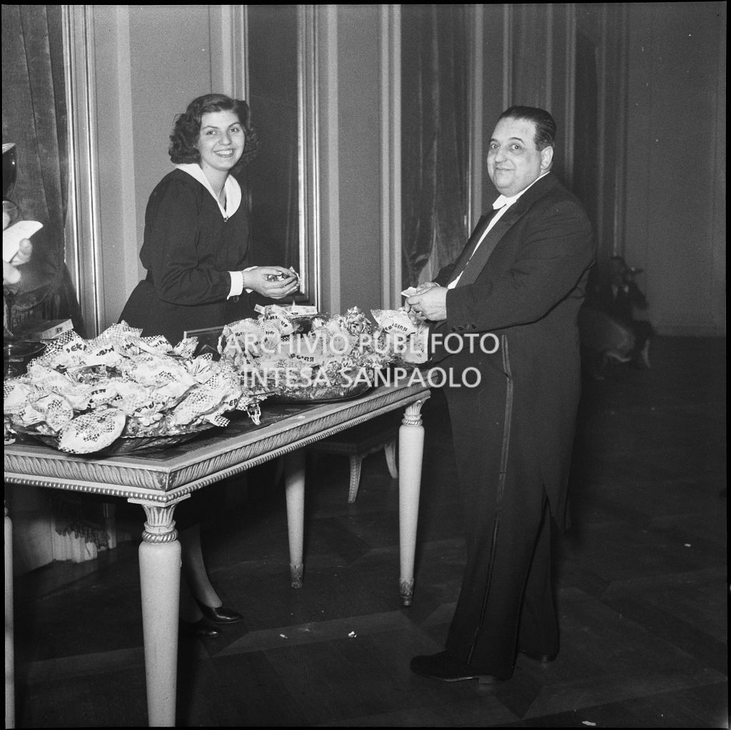 Banco dolciumi al Teatro alla Scala in occasione della serata inaugurale della stagione lirica 1954-1955 con l'opera "La Vestale", di Gaspare Spontini, diretta da Antonino Votto, con la regia di Luchino Visconti