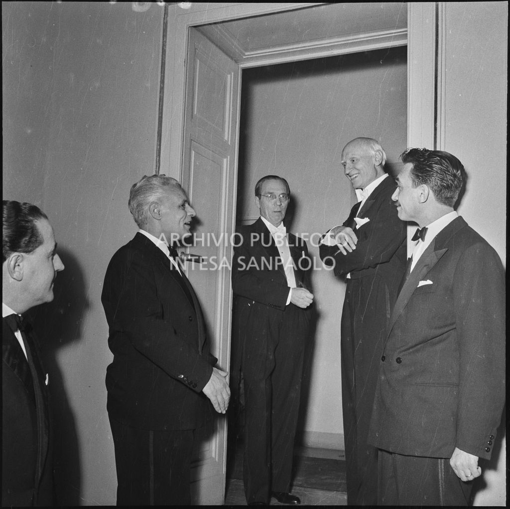 Il soprintendente del Teatro alla Scala, Antonio Ghiringhelli, secondo da sinistra e a seguire, il direttore d'orchestra Antonino Votto e il sovrintendente artistico del Teatro e direttore d'orchestra Victor de Sabata, in occasione della serata inaugurale della stagione lirica 1954-1955  con l'opera "La Vestale", di Gaspare Spontini, diretta dallo stesso Votto, con la regia di Luchino Visconti