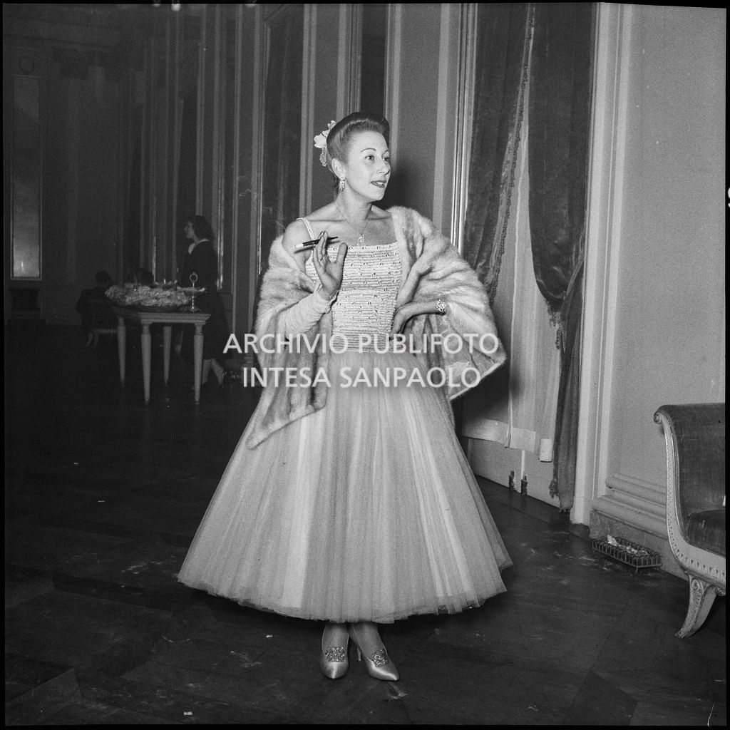 Una spettatrice con la sigaretta, al Teatro alla Scala, in occasione della serata inaugurale della stagione lirica 1954-1955 con l'opera "La Vestale", di Gaspare Spontini, diretta da Antonino Votto, con la regia di Luchino Visconti