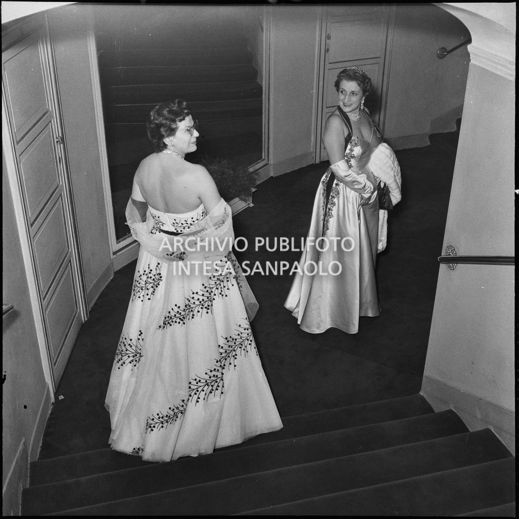 Rita Perez e Tina Biffi al Teatro alla Scala in occasione della serata inaugurale della stagione lirica 1954-1955 con l'opera "La Vestale", di Gaspare Spontini, diretta da Antonino Votto, con la regia di Luchino Visconti