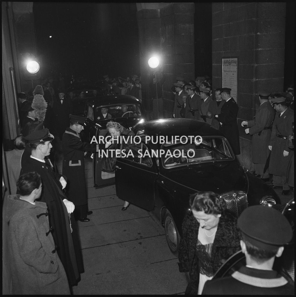 Serata inaugurale della stagione lirica 1954-1955 del Teatro alla Scala con l'opera "La Vestale", di Gaspare Spontini, diretta da Antonino Votto, con la regia di Luchino Visconti