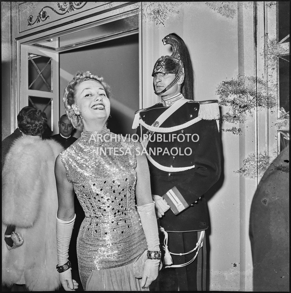 La contessa Alma Maria Lami al Teatro alla Scala in occasione della serata inaugurale della stagione lirica 1955-1956  con l'opera "Norma" di Vincenzo Bellini, diretta da Antonino Votto con la regia di Margherita Wallmann