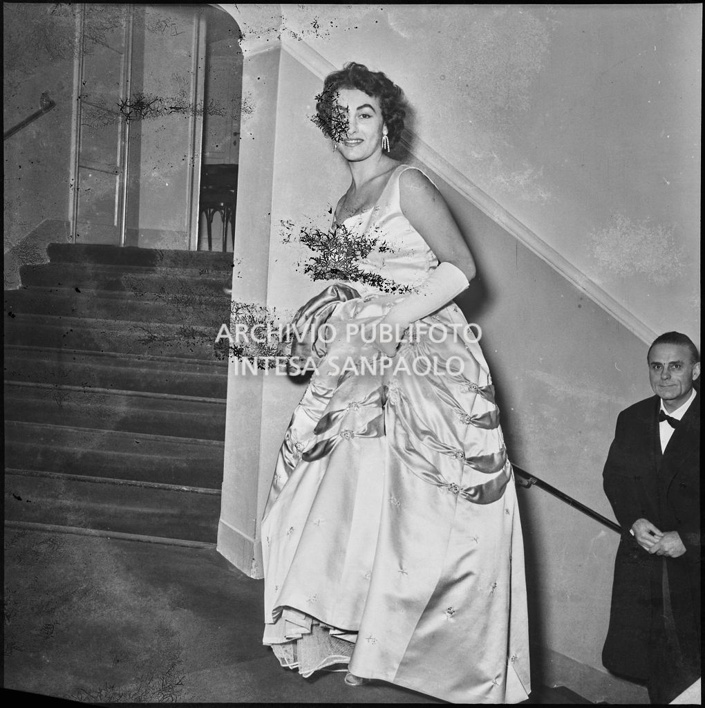 Eliana de Sabata al Teatro alla Scala in occasione della serata inaugurale della stagione lirica 1955-1956 con l'opera "Norma" di Vincenzo Bellini, diretta da Antonino Votto con la regia di Margherita Wallmann