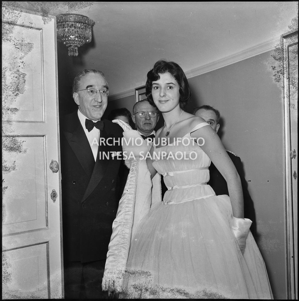 Il sindaco di Trieste Gianni Bartoli e la figlia al Teatro alla Scala in occasione della serata inaugurale della stagione lirica 1955-1956 con l'opera "Norma" di Vincenzo Bellini, diretta da Antonino Votto con la regia di Margherita Wallmann