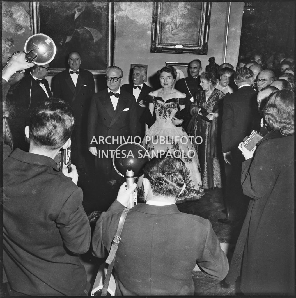 Il presidente della Repubblica Giovanni Gronchi e la moglie Carla Bissatini al Teatro alla Scala in occasione della serata inaugurale della stagione lirica 1955-1956 con l'opera "Norma" di Vincenzo Bellini, diretta da Antonino Votto con la regia di Margherita Wallmann