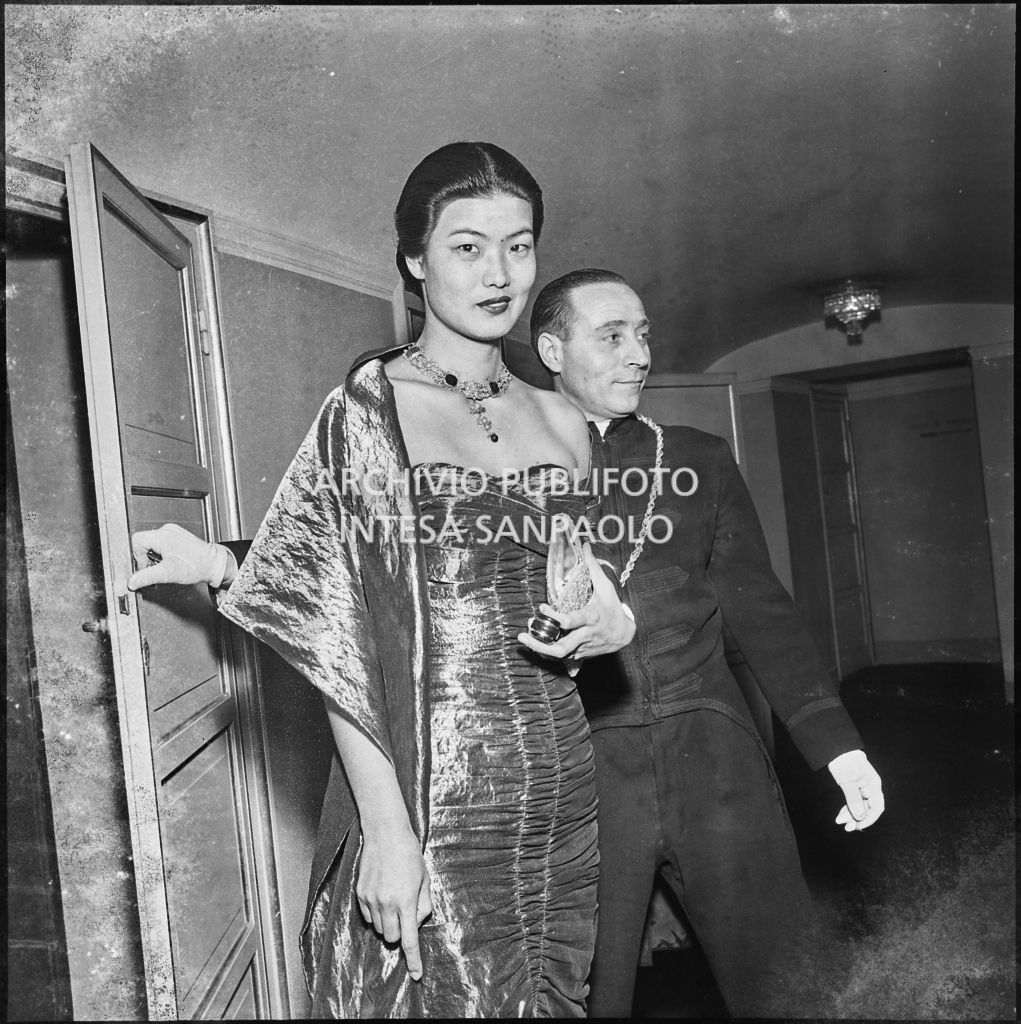 La signora Pao Veneziani al Teatro alla Scala in occasione della Inaugurazione della stagione lirica 1955-1956 con l'opera "Norma" di Vincenzo Bellini, diretta da Antonino Votto con la regia di Margherita Wallmann