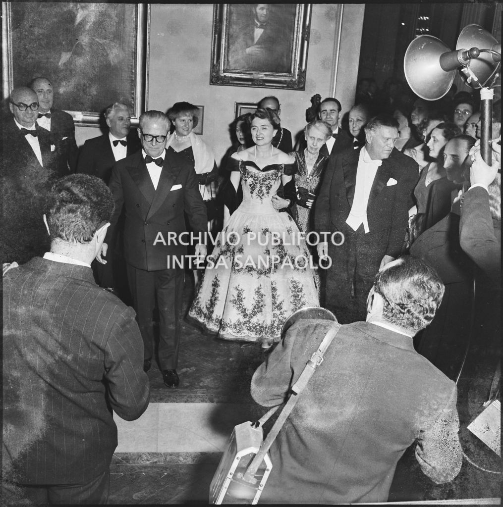 Il presidente della Repubblica Giovanni Gronchi e la moglie Carla Bissatini al Teatro alla Scala in occasione della serata inaugurale della stagione lirica 1955-1956 con l'opera "Norma" di Vincenzo Bellini, diretta da Antonino Votto con la regia di Margherita Wallmann