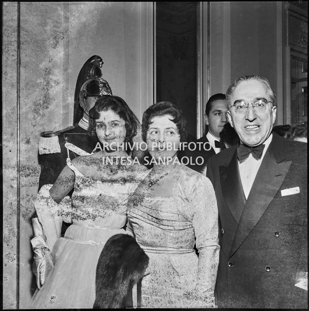 Il sindaco di Trieste Gianni Bartoli con moglie e figlia al Teatro alla Scala in occasione della serata inaugurale della stagione lirica 1955-1956 con l'opera "Norma" di Vincenzo Bellini, diretta da Antonino Votto con la regia di Margherita Wallmann