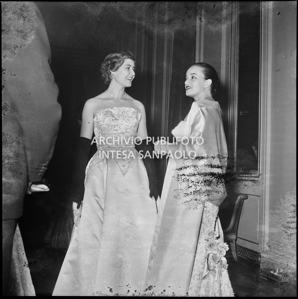 Da sinistra, Rita Cook e la baronessa Zerilli al Teatro alla Scala in occasione della serata inaugurale della stagione lirica 1955-1956 con l'opera "Norma" di Vincenzo Bellini, diretta da Antonino Votto con la regia di Margherita Wallmann