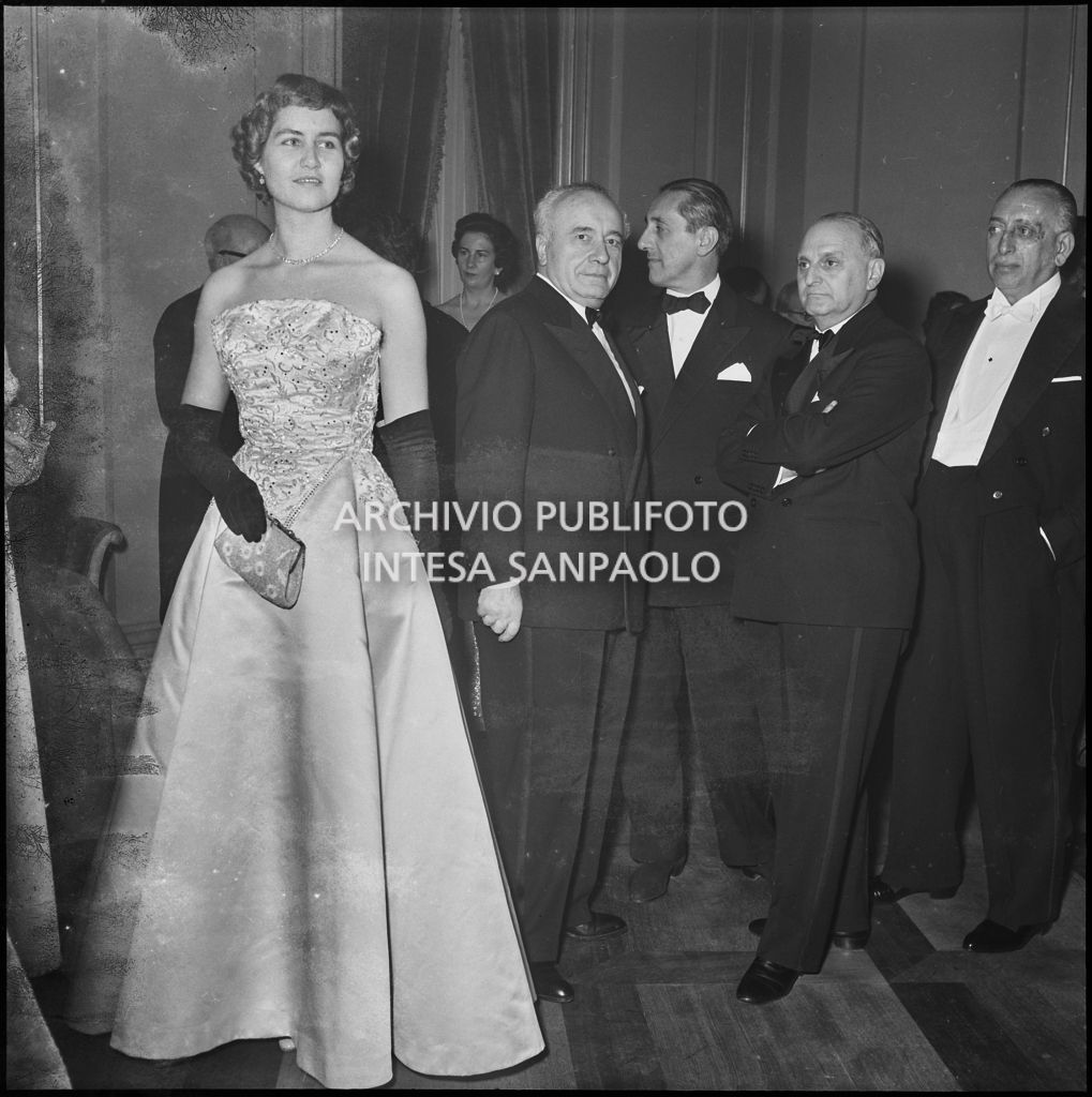 Rita Cook e Ezio VIgorelli, ministro del Lavoro e della Previdenza sociale (primo da sinistra), al Teatro alla Scala in occasione della serata inaugurale della stagione lirica 1955-1956 con l'opera "Norma" di Vincenzo Bellini, diretta da Antonino Votto con la regia di Margherita Wallmann