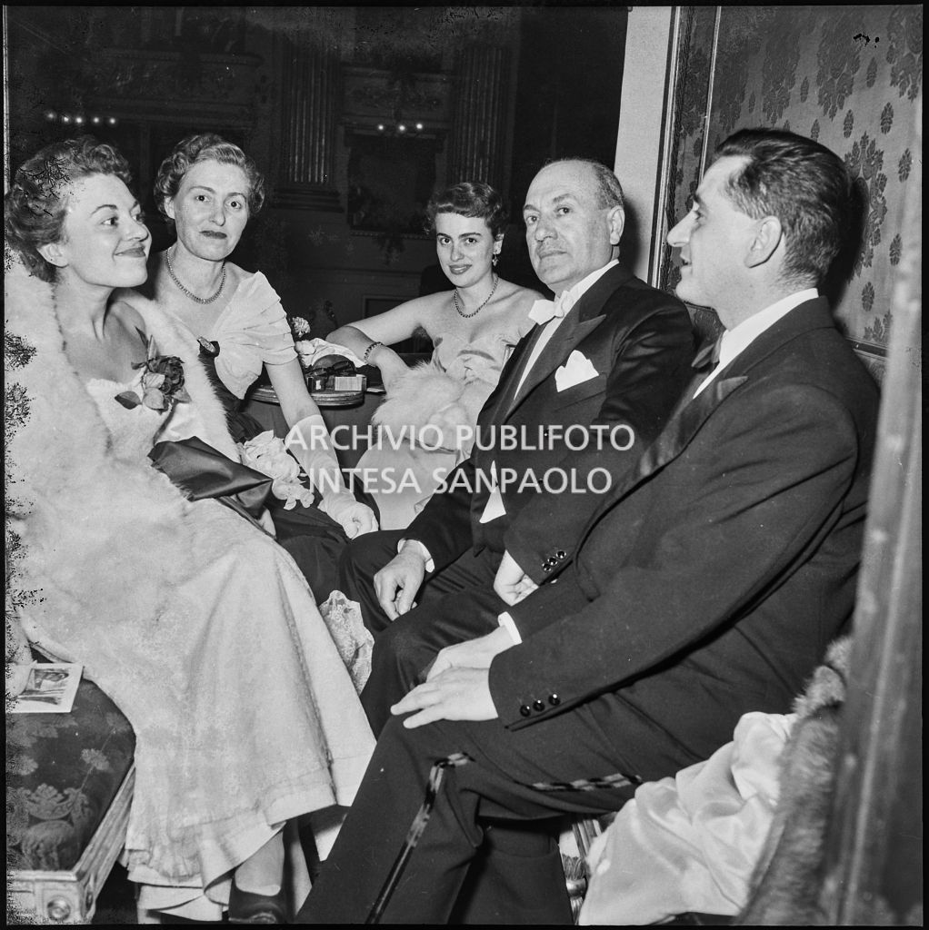 Il questore di Milano, Vittorio Emanuele Modica, con la moglie e la figlia, nel palco del Teatro alla Scala in occasione della serata inaugurale della stagione lirica 1955-1956 con l'opera "Norma" di Vincenzo Bellini, diretta da Antonino Votto, con la regia di Margherita Wallmann