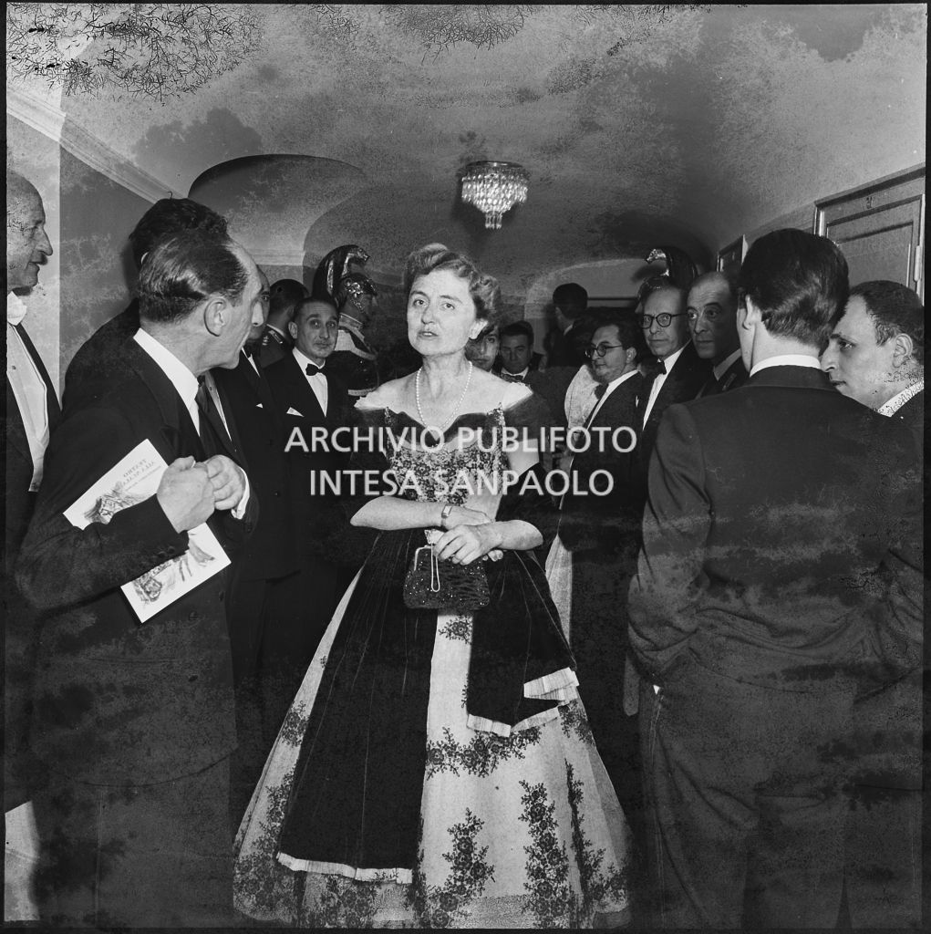 Carla Bissatini, moglie del presidente della Repubblica Giovanni Gronchi, al Teatro alla Scala in occasione della serata inaugurale della stagione lirica 1955-1956 con l'opera "Norma" di Vincenzo Bellini, diretta da Antonino Votto con la regia di Margherita Wallmann