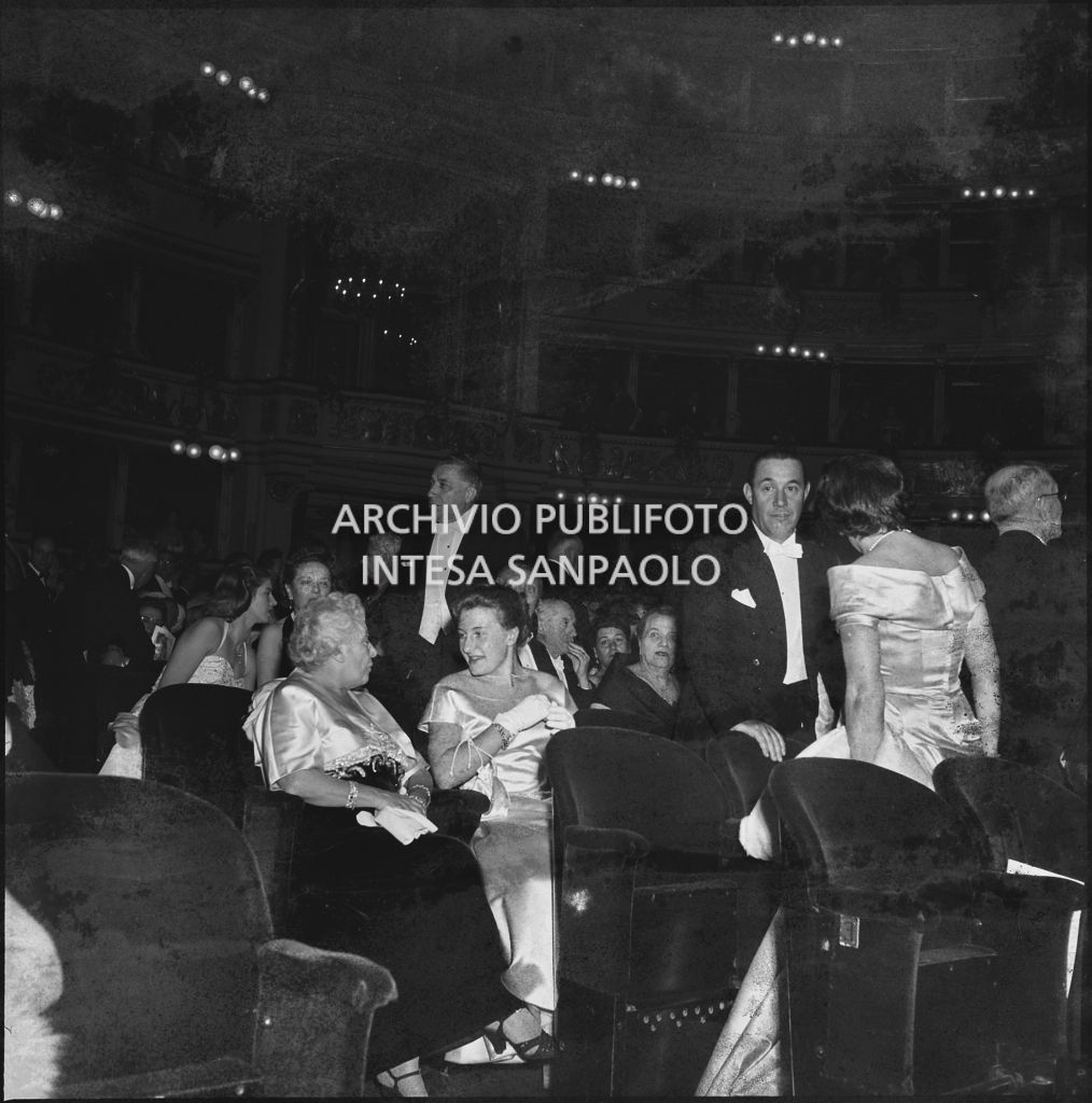 Vista sulla platea del Teatro alla Scala, gremita di gente, in occasione della serata inaugurale della stagione lirica 1955-1956 con l'opera "Norma" di Vincenzo Bellini, diretta da Antonino Votto con la regia di Margherita Wallmann