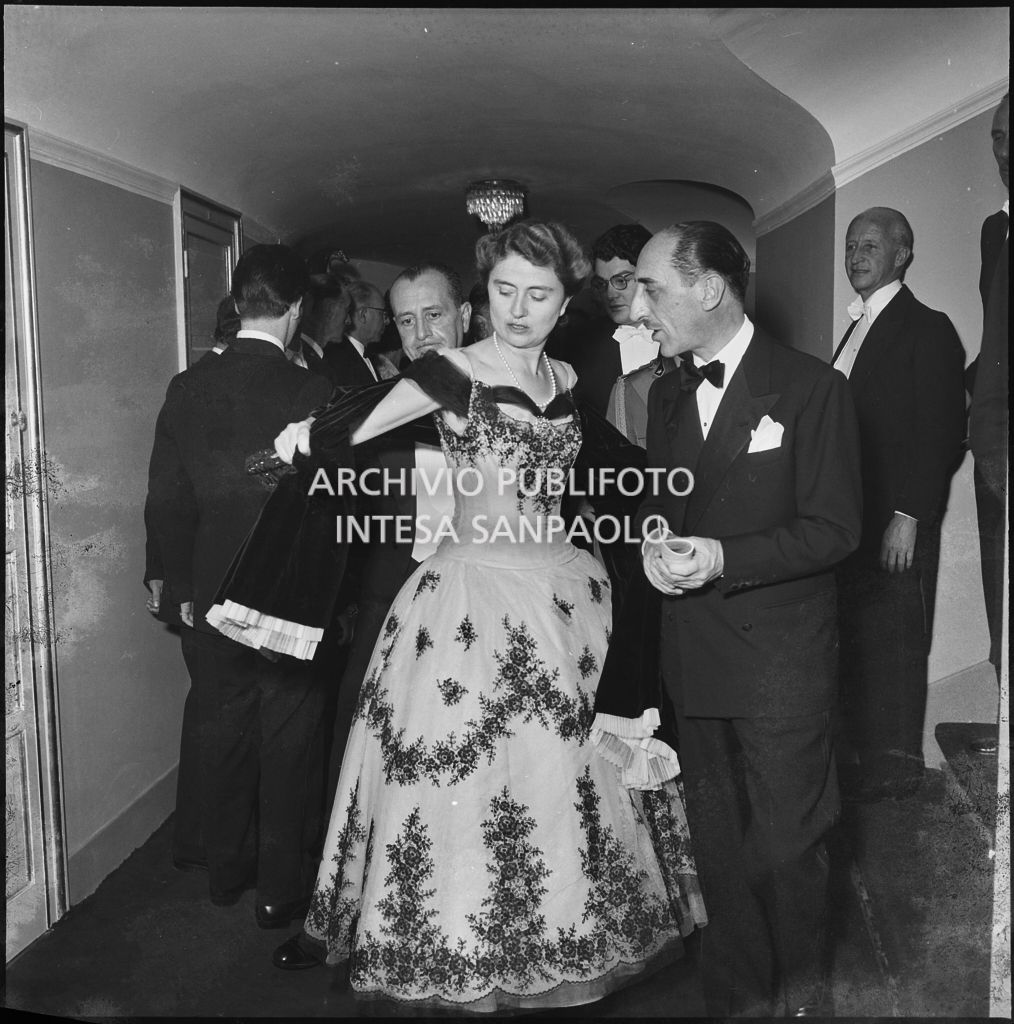 Carla Bissatini, moglie del presidente della Repubblica Giovanni Gronchi, al Teatro alla Scala in occasione della serata inaugurale della stagione lirica 1955-1956 con l'opera "Norma" di Vincenzo Bellini, diretta da Antonino Votto con la regia di Margherita Wallmann