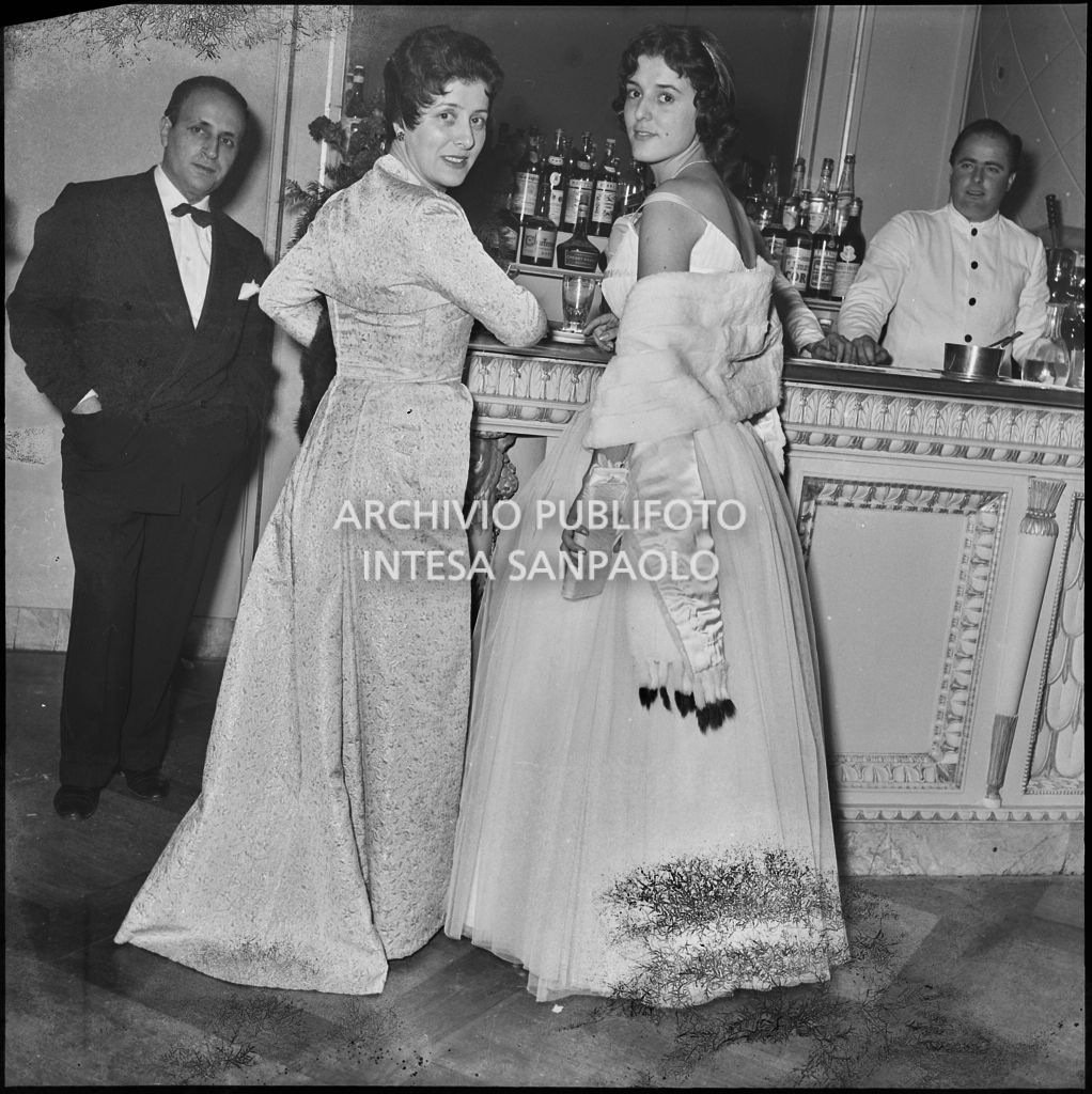 La moglie e la figlia del sindaco di Trieste Gianni Bartoli al Teatro alla Scala in occasione della serata inaugurale della stagione lirica 1955-1956 con l'opera "Norma" di Vincenzo Bellini, diretta da Antonino Votto con la regia di Margherita Wallmann