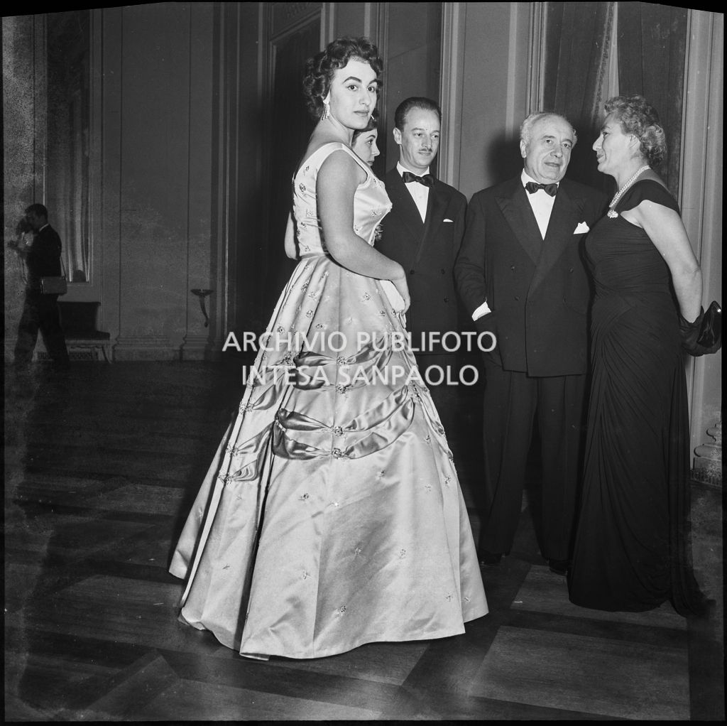 Il ministro del Lavoro e della Previdenza sociale Ezio Vigorelli con la moglie di Victor de Sabata e la figlia, Eliana de Sabata, nel foyer del Teatro alla Scala in occasione della serata inaugurale della stagione lirica 1955-1956 con l'opera "Norma" di Vincenzo Bellini, diretta da Antonino Votto con la regia di Margherita Wallmann