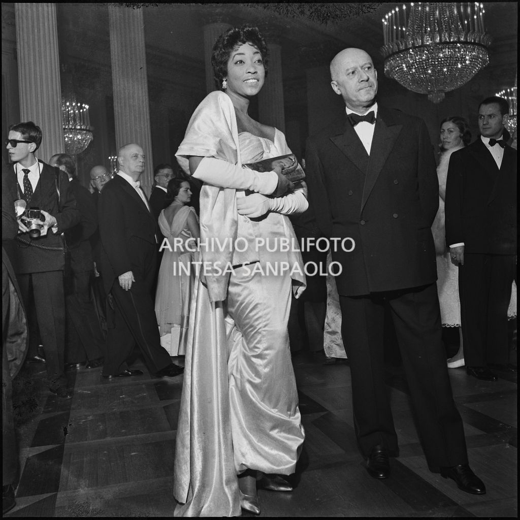 Il soprano Gloria Davy nel foyer del Teatro alla Scala in occasione della serata inaugurale della stagione lirica 1956-1957 con l'opera "Aida" di Giuseppe Verdi, diretta da Antonino Votto con la regia di Franco Enriquez