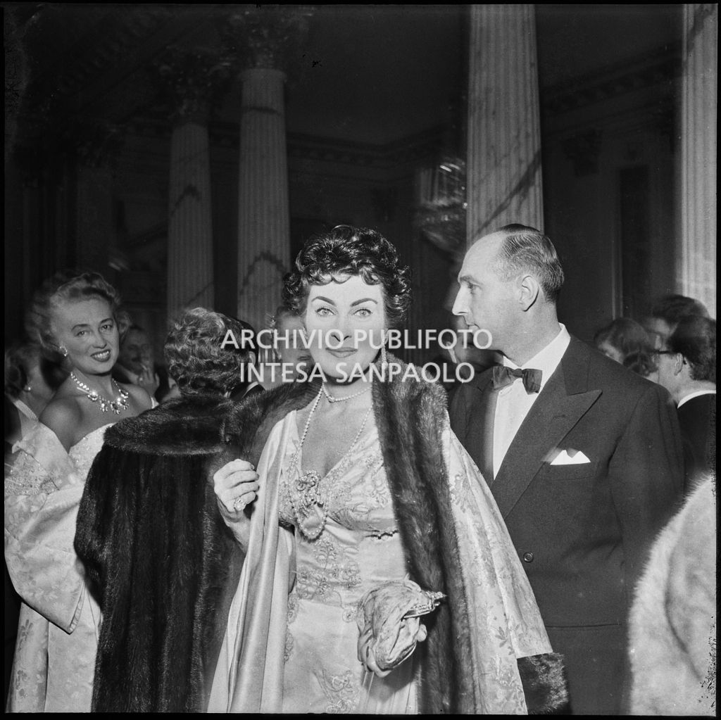 Silvana Pampanini nel foyer del Teatro alla Scala la sera dell'inaugurazione della stagione lirica 1956-1957 con l'opera "Aida" di Giuseppe Verdi, diretta da Antonino Votto con la regia di Franco Enriquez