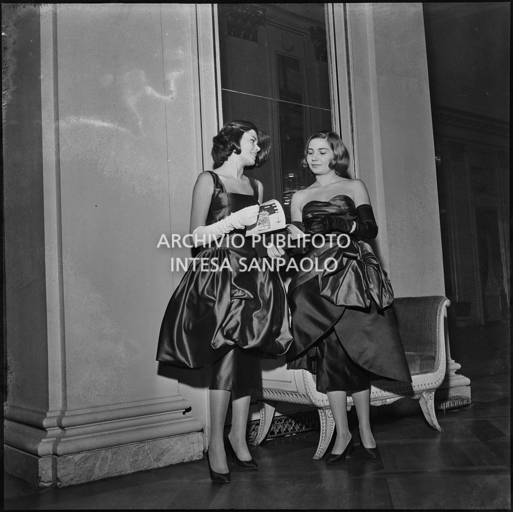 Silvia e Rossana Tofanelli al Teatro alla Scala in occasione della serata inaugurale della stagione lirica 1956-1957 con l'opera "Aida" di Giuseppe Verdi, diretta da Antonino Votto con la regia di Franco Enriquez