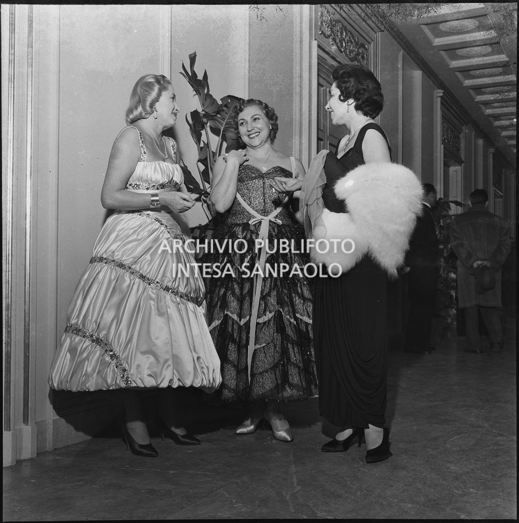 Il soprano Rosetta Noli tra Piera Grosso Ponte e Laura Barossi al Teatro alla Scala in occasione della serata inaugurale della stagione lirica 1956-1957 con l'opera "Aida" di Giuseppe Verdi, diretta da Antonino Votto con la regia di Franco Enriquez