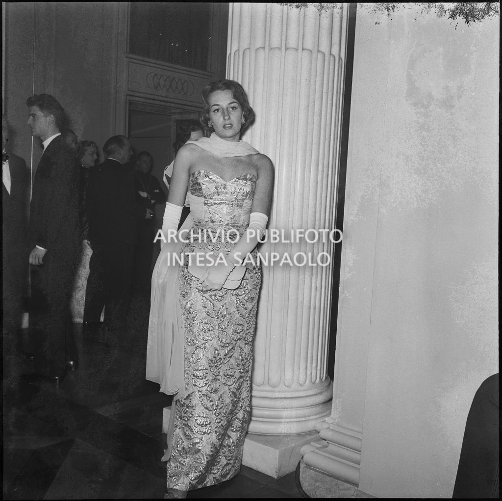 Fabia De Nora al Teatro alla Scala in occasione della serata inaugurale della stagione lirica 1956-1957 con l'opera "Aida" di Giuseppe Verdi, diretta da Antonino Votto con la regia di Franco Enriquez