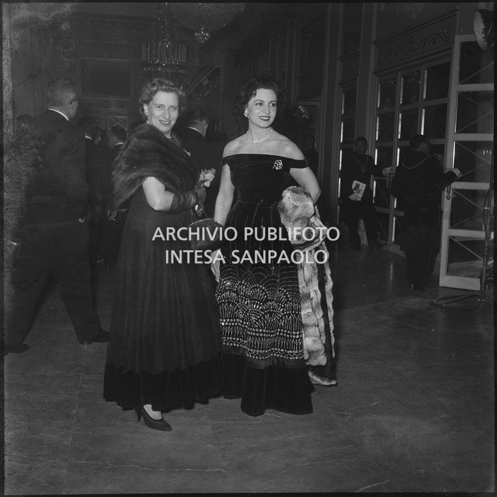 La baronessa Bianca Maria Hubner al Teatro alla Scala in occasione della serata inaugurale della stagione lirica 1956-1957 con l'opera "Aida" di Giuseppe Verdi, diretta da Antonino Votto con la regia di Franco Enriquez
