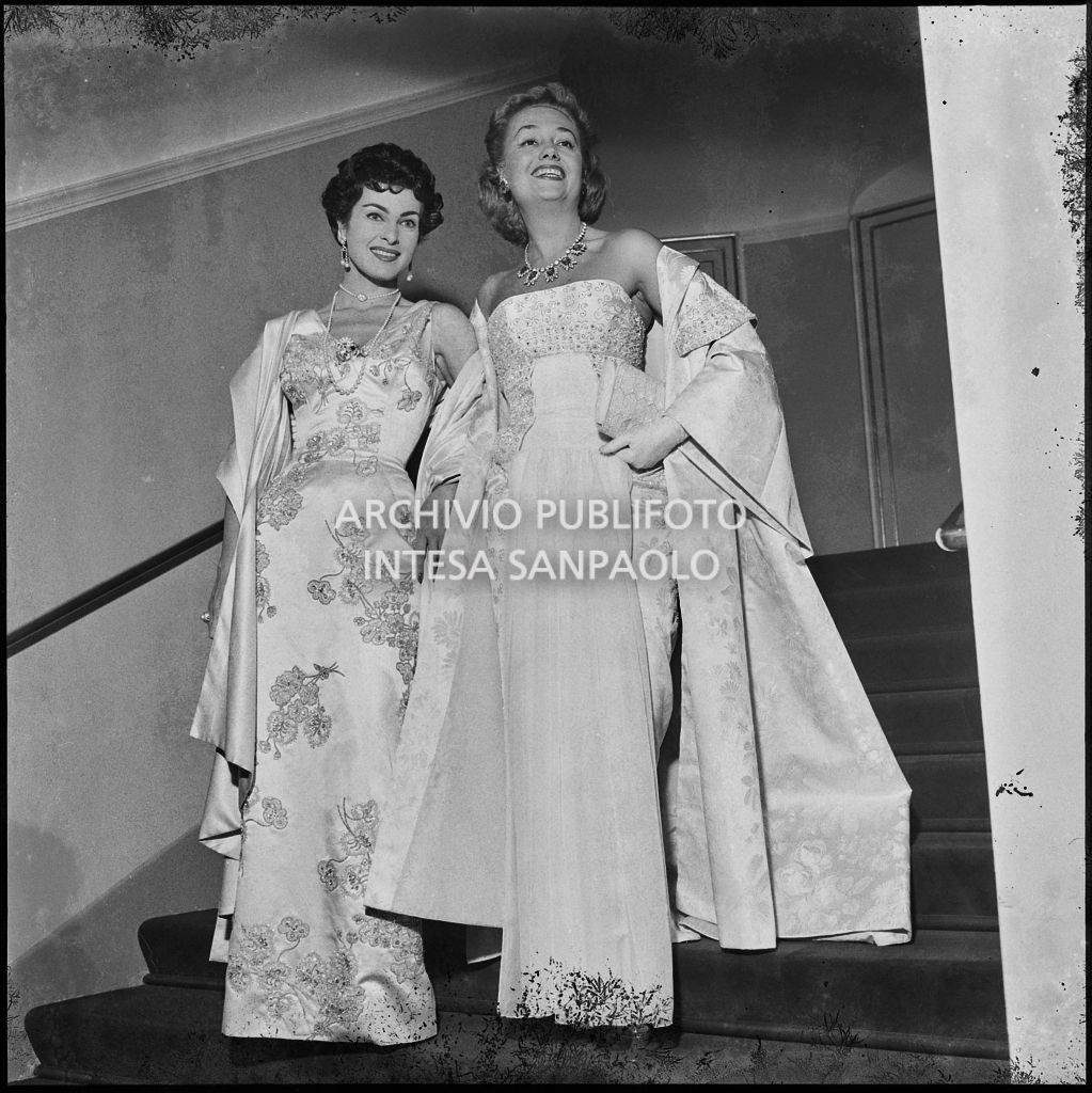 Silvana Pampanini e la contessa Alma Maria Lami al Teatro alla Scala in occasione dell'inaugurazione della stagione lirica 1956-1957 con l'opera "Aida" di Giuseppe Verdi, diretta da Antonino Votto, con la regia di Franco Enriquez