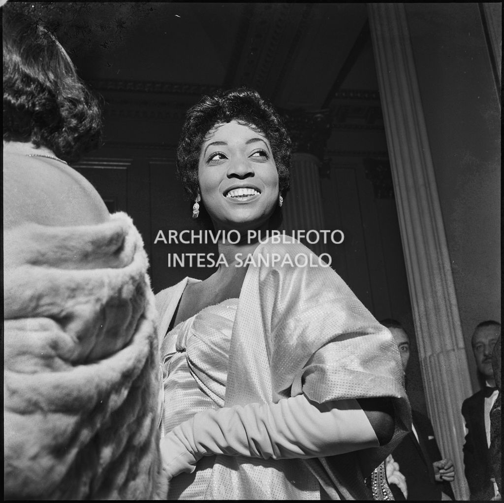 Il soprano Gloria Davy al Teatro alla Scala in occasione della serata inaugurale della stagione lirica 1956-1957 del Teatro alla Scala con l'opera "Aida" di Giuseppe Verdi, diretta da Antonino Votto con la regia di Franco Enriquez