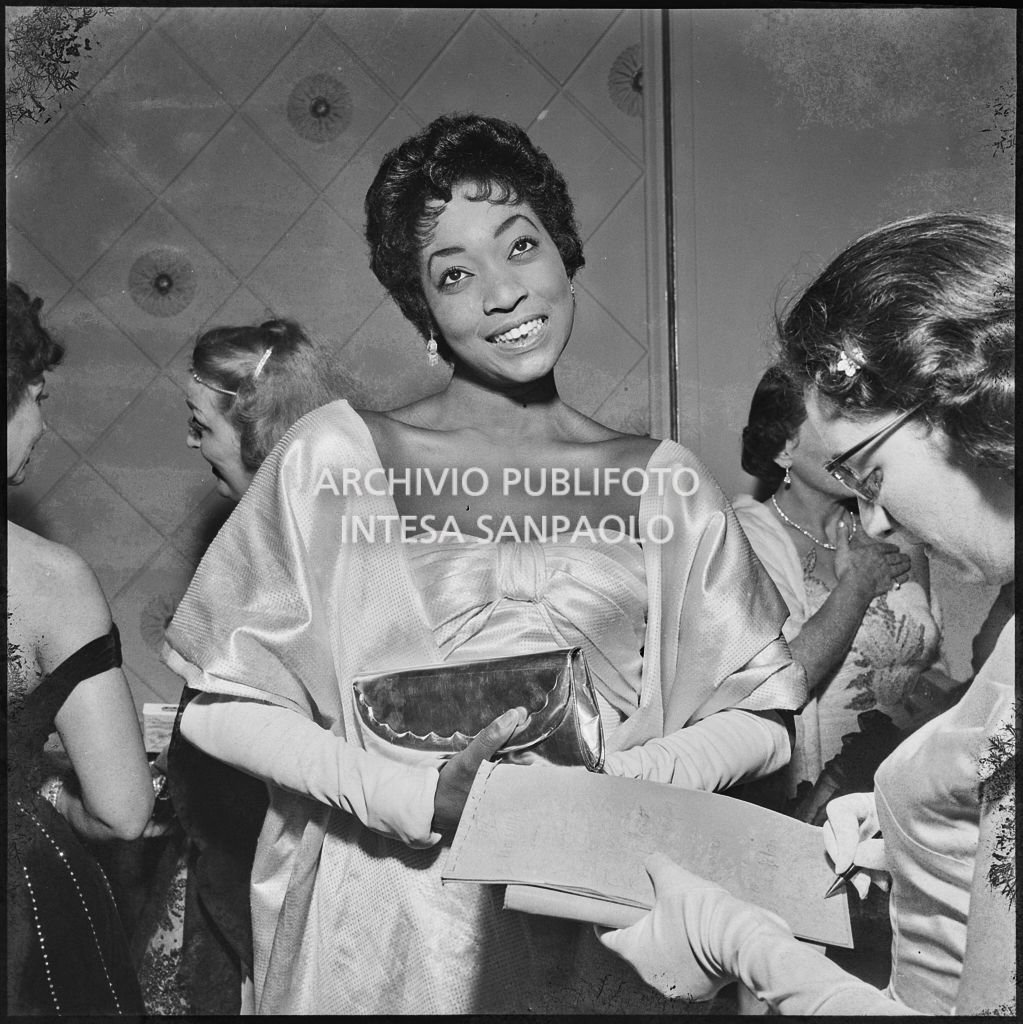 Il soprano Gloria Davy al Teatro alla Scala in occasione della serata inaugurale della stagione lirica 1956-1957 con l'opera "Aida" di Giuseppe Verdi, diretta da Antonino Votto con la regia di Franco Enriquez