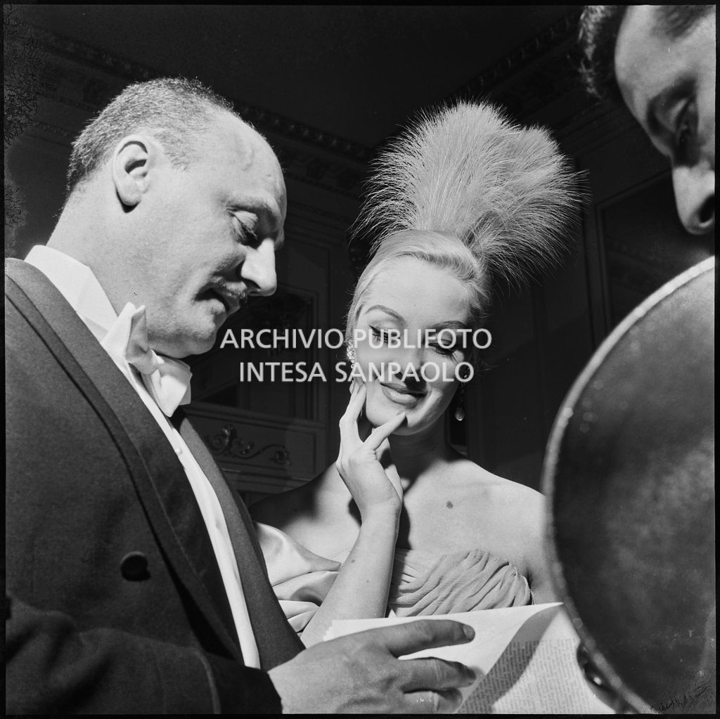 Lo stilista Pierre Balmain e Barbara Balmain al Teatro alla Scala in occasione della serata inaugurale della stagione lirica 1956-1957 con l'opera "Aida" di Giuseppe Verdi, diretta da Antonino Votto con la regia di Franco Enriquez