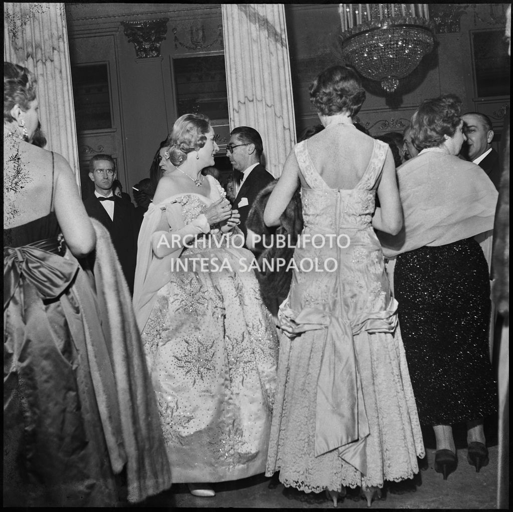 Elsa Sebastiani con altri spettatori nel foyer del Teatro alla Scala in occasione della serata inaugurale della stagione lirica 1956-1957 con l'opera "Aida" di Giuseppe Verdi, diretta da Antonino Votto con la regia di Franco Enriquez