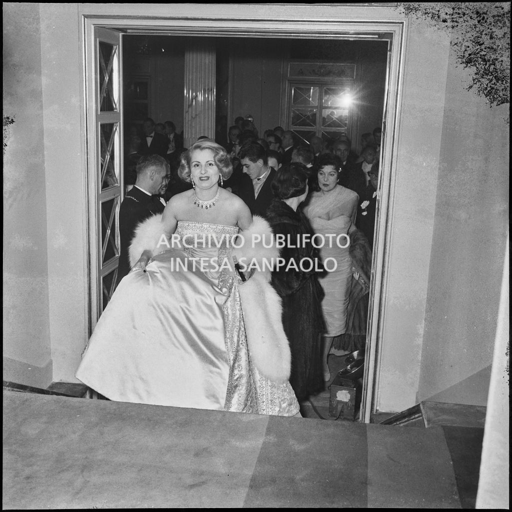 Enrica Invernizzi al Teatro alla Scala in occasione della serata inaugurale della stagione lirica 1956-1957 del Teatro alla Scala con l'opera "Aida" di Giuseppe Verdi, diretta da Antonino Votto con la regia di Franco Enriquez