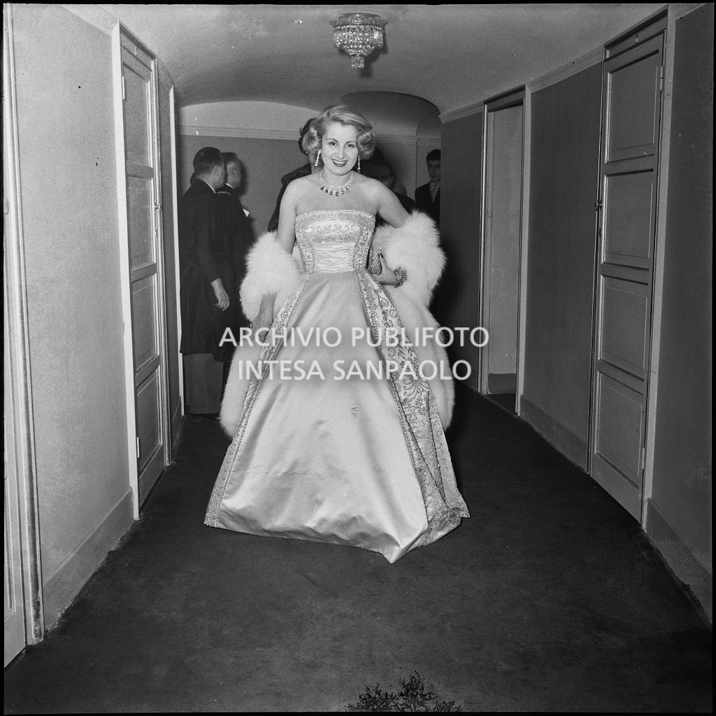 Enrica Invernizzi al Teatro alla Scala in occasione della serata inaugurale della stagione lirica 1956-1957 con l'opera "Aida" di Giuseppe Verdi, diretta da Antonino Votto con la regia di Franco Enriquez