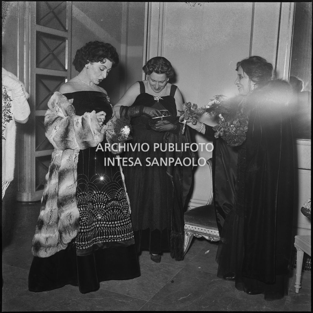 La baronessa Bianca Maria Hubner al Teatro alla Scala in occasione della serata inaugurale della stagione lirica 1956-1957 con l'opera "Aida" di Giuseppe Verdi, diretta da Antonino Votto con la regia di Franco Enriquez