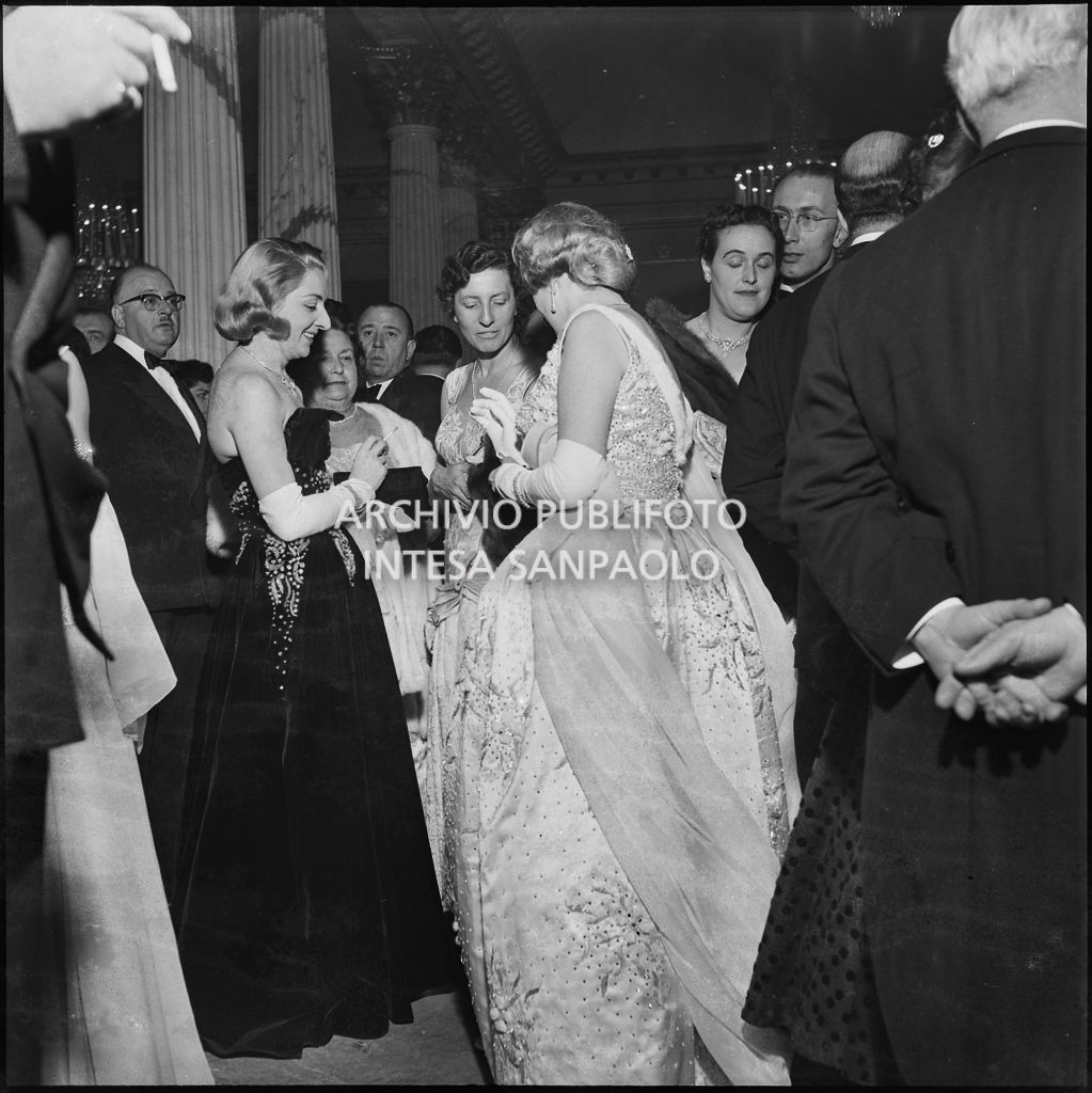 Elsa Sebastiani con altri spettatori nel foyer del Teatro alla Scala in occasione della serata inaugurale della stagione lirica 1956-1957 con l'opera "Aida" di Giuseppe Verdi, diretta da Antonino Votto con la regia di Franco Enriquez