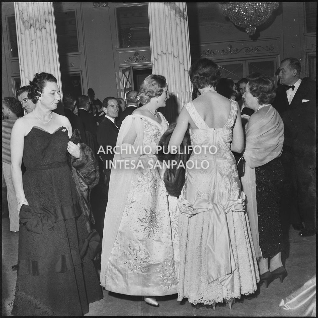 Elsa Sebastiani con altri spettatori nel foyer del Teatro alla Scala in occasione della serata inaugurale della stagione lirica 1956-1957 con l'opera "Aida" di Giuseppe Verdi, diretta da Antonino Votto con la regia di Franco Enriquez