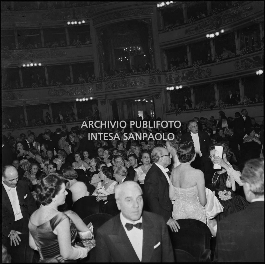 Vista sulla platea e i palchi del Teatro alla Scala, gremiti di gente, in occasione della serata inaugurale della stagione lirica 1956-1957 con l'opera "Aida" di Giuseppe Verdi, diretta da Antonino Votto con la regia di Franco Enriquez