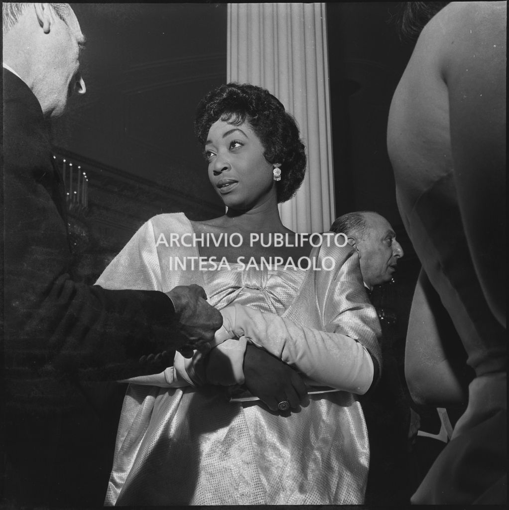 Il soprano Gloria Davy nel foyer del Teatro alla Scala in occasione della serata inaugurale della stagione lirica 1956-1957 con l'opera "Aida" di Giuseppe Verdi, diretta da Antonino Votto con la regia di Franco Enriquez