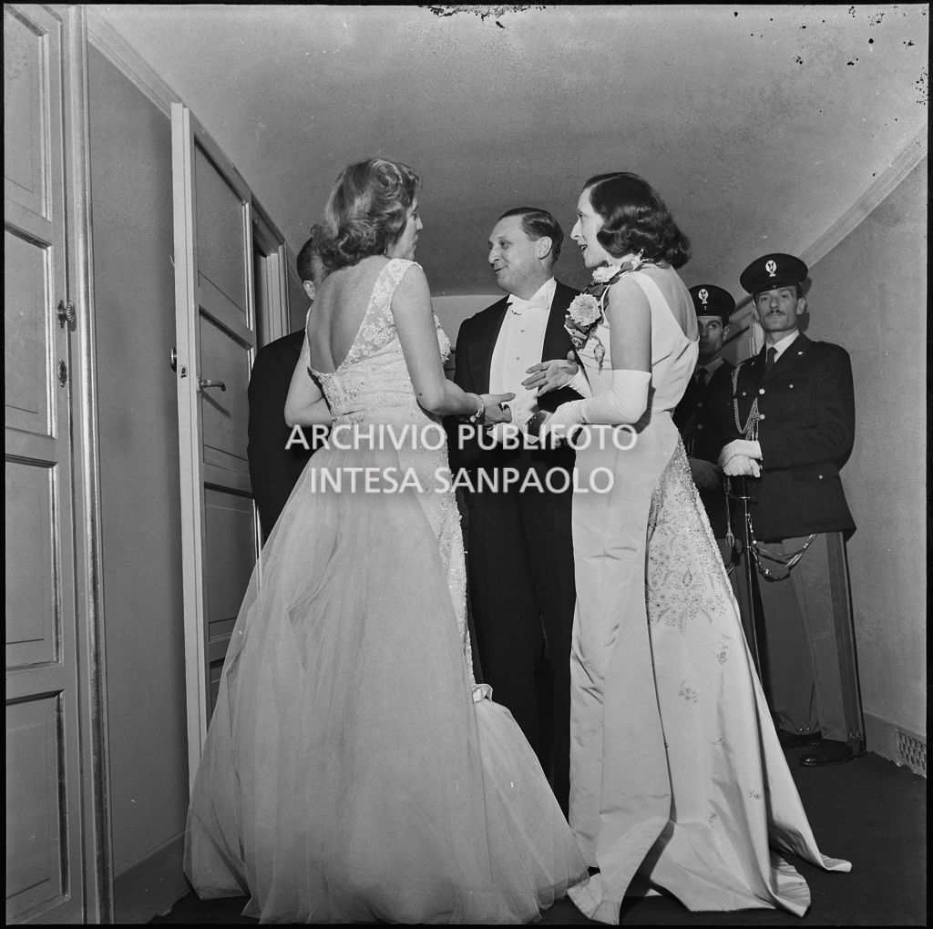 I conti Cella e i coniugi Austoni al Teatro alla Scala in occasione della serata inaugurale della stagione lirica 1956-1957 con l'opera "Aida" di Giuseppe Verdi, diretta da Antonino Votto con la regia di Franco Enriquez
