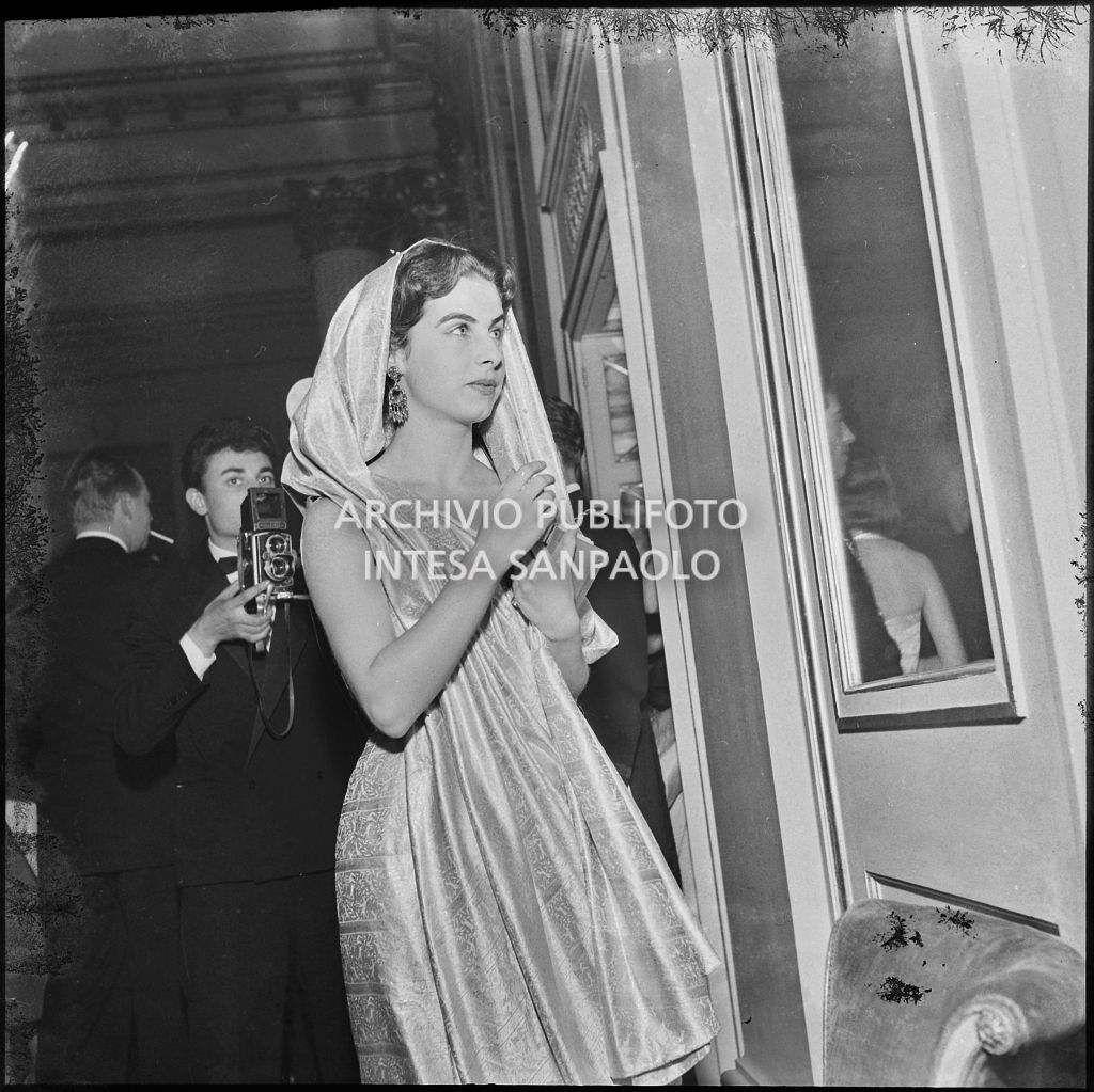 Franca Valsecchi al Teatro alla Scala in occasione della serata inaugurale della stagione lirica 1956-1957 con l'opera "Aida" di Giuseppe Verdi, diretta da Antonino Votto con la regia di Franco Enriquez