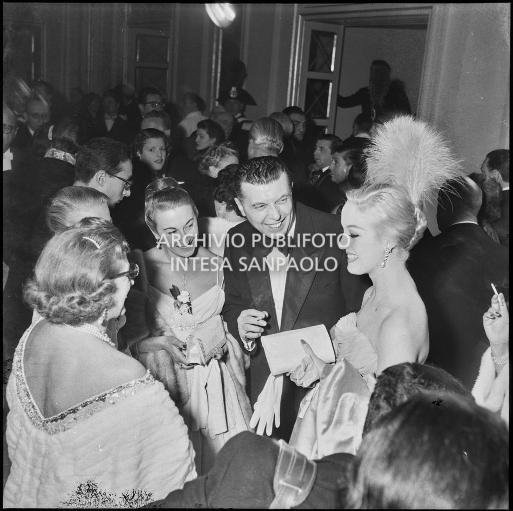 Barbara Balmain conversa con alcune persone nel foyer del Teatro alla Scala in occasione della serata inaugurale della stagione lirica 1956-1957 con l'opera "Aida" di Giuseppe Verdi, diretta da Antonino Votto con la regia di Franco Enriquez