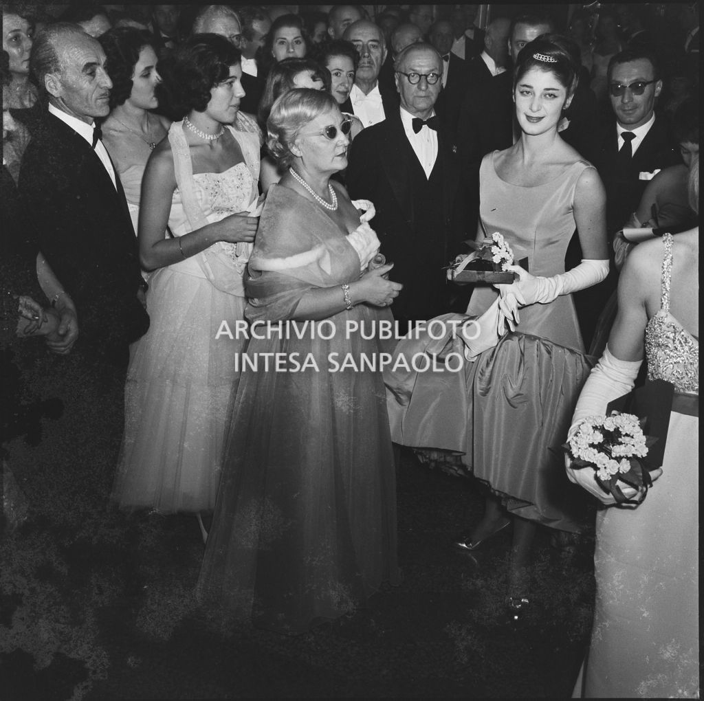 Jole Veneziani e Vera Spezia al Teatro alla Scala in occasione della serata inaugurale della stagione lirica 1957-1958 con l'opera "Un ballo in maschera", di Giuseppe Verdi, diretta da Gianandrea Gavazzeni e la regia di Margherita Wallmann