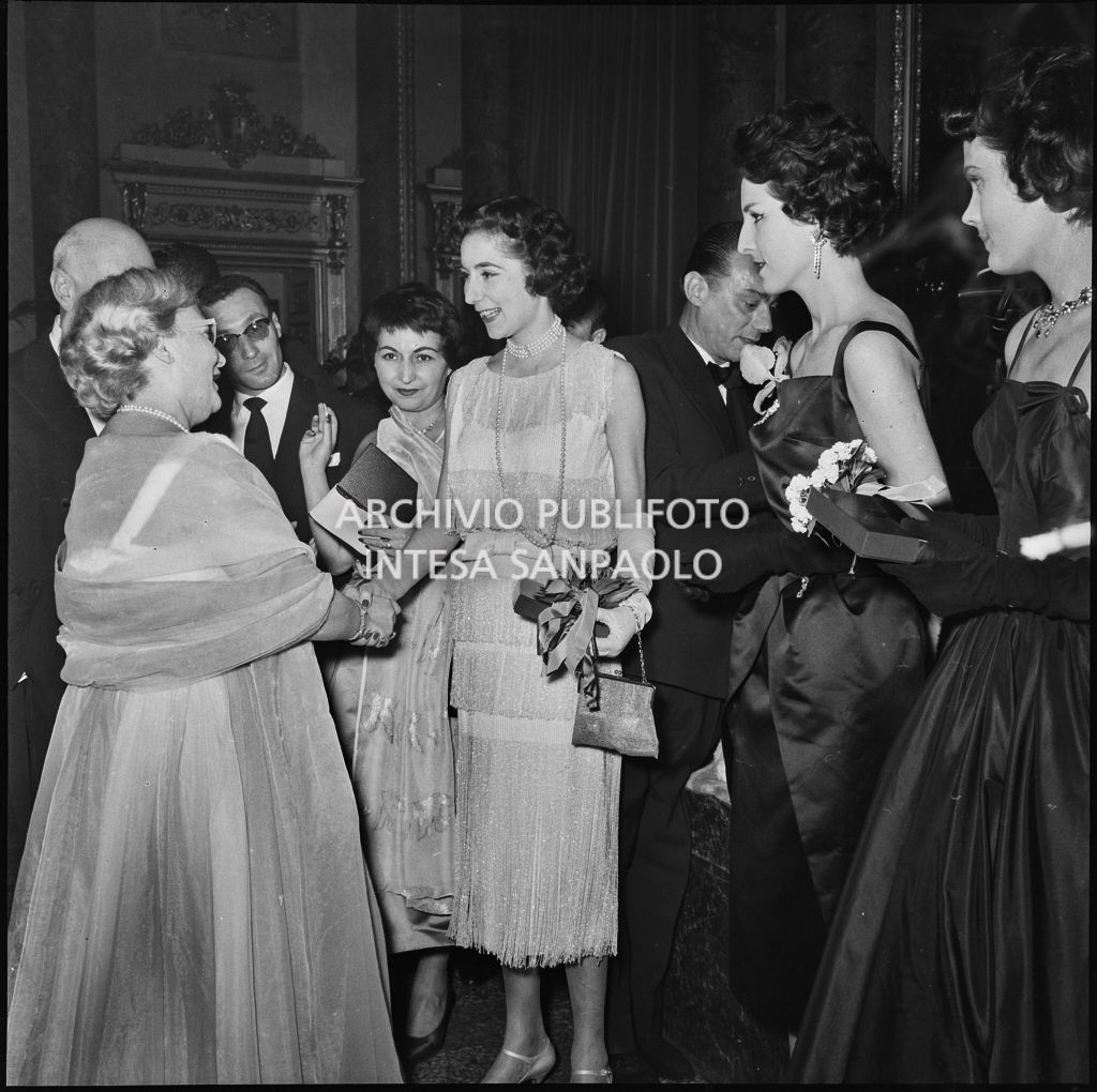 Jole Veneziani stringe la mano a Francesca Ruspoli Blanc al Teatro alla Scala in occasione della serata inaugurale della stagione lirica 1957-1958 con l'opera "Un ballo in maschera", di Giuseppe Verdi, diretta da Gianandrea Gavazzeni e la regia di Margherita Wallmann