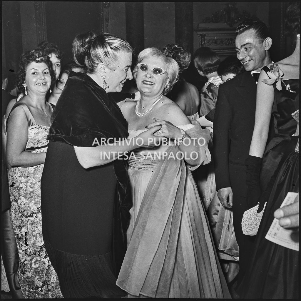 Jole Veneziani e Germana Marucelli al Teatro alla Scala in occasione della serata inaugurale della stagione lirica 1957-1958 con l'opera "Un ballo in maschera", di Giuseppe Verdi, diretta da Gianandrea Gavazzeni e la regia di Margherita Wallmann