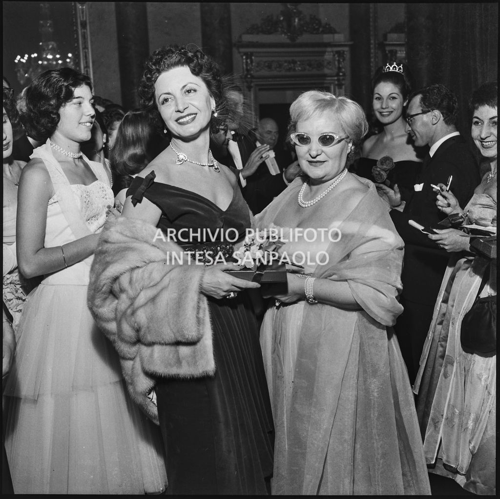 La baronessa Bianca Maria Hubner e Jole Veneziani al Teatro alla Scala in occasione della serata inaugurale della stagione lirica 1957-1958 con l'opera "Un ballo in maschera", di Giuseppe Verdi, diretta da Gianandrea Gavazzeni e la regia di Margherita Wallmann