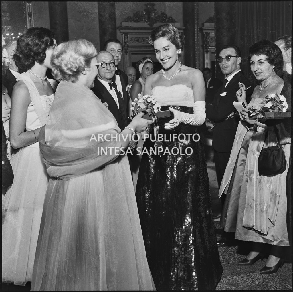 Jole Veneziani e Marika Carniti, tra gli altri, al Teatro alla Scala in occasione della serata inaugurale della stagione lirica 1957-1958 con l'opera "Un ballo in maschera", di Giuseppe Verdi, diretta da Gianandrea Gavazzeni e la regia di Margherita Wallmann