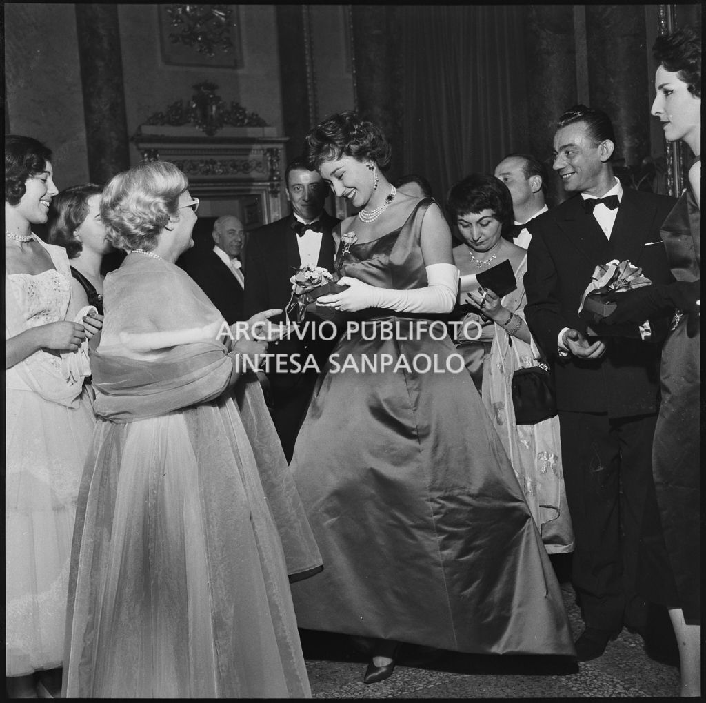 Jole Veneziani e Giovanna Lomazzi, tra gli altri, al Teatro alla Scala in occasione della serata inaugurale della stagione lirica 1957-1958 con l'opera "Un ballo in maschera", di Giuseppe Verdi, diretta da Gianandrea Gavazzeni e la regia di Margherita Wallmann