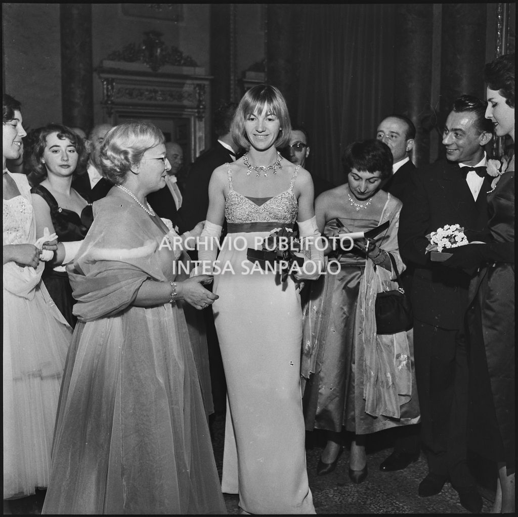 Jole Veneziani e Marisa Quaglia al Teatro alla Scala in occasione della serata inaugurale della stagione lirica 1957-1958 con l'opera "Un ballo in maschera", di Giuseppe Verdi, diretta da Gianandrea Gavazzeni e la regia di Margherita Wallmann